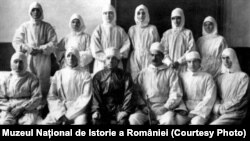 Medici francezi, români și infirmiere în spitalul de combatere a tifosului exantematic, Dorohoi, Sursa: Muzeul Național de Istorie a României