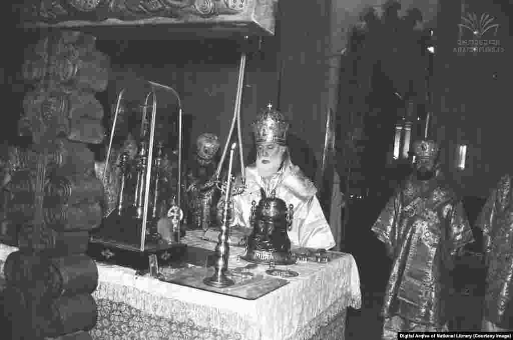 საქართველოს კათოლიკოს-პატრიარქი ილია მეორე ერთ-ერთი საეკლესიო მსახურების დროს.