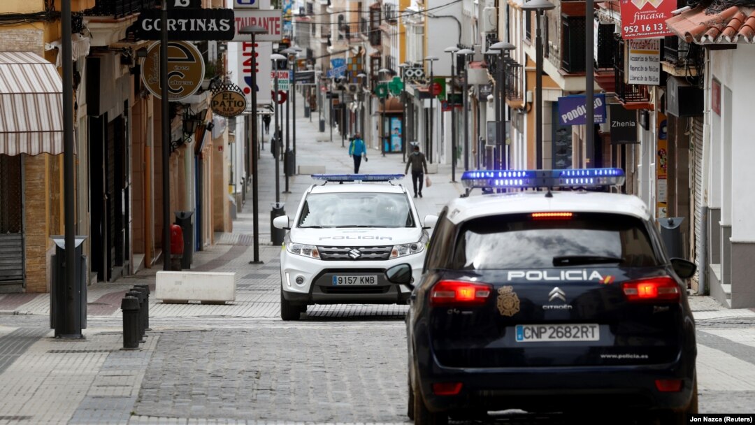 Španska policija patrolira tokom mera ograničengo kretanja zbog pandemije korona virusa u gradu Ronda, 20. aprila 2020. godine