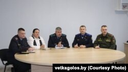 Прадстаўнікі сілавых органаў Веткаўскага раёну на сустрэчы з прызыўнікамі. Фота газэты «Голас Веткаўшчыны», 3 лістапада 2025 году