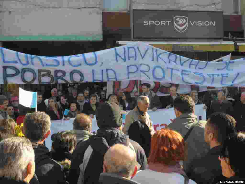 U Podgorici je nekoliko hiljada ljudi 21. januara 2012. protestovalo ispred zgrade crnogorske Vlade, zbog te&scaron;kog socijalno-ekonomskog stanja u Crnoj Gori. Protest je organizovala Unija slobodnih sindikata, uz podr&scaron;ku Mreže za afirmaciju nevl