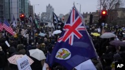 Protestatarii anti-China demonstrează în fața Royal Mint Court, lângă Tower Bridge. Londra, 8 februarie 2025.