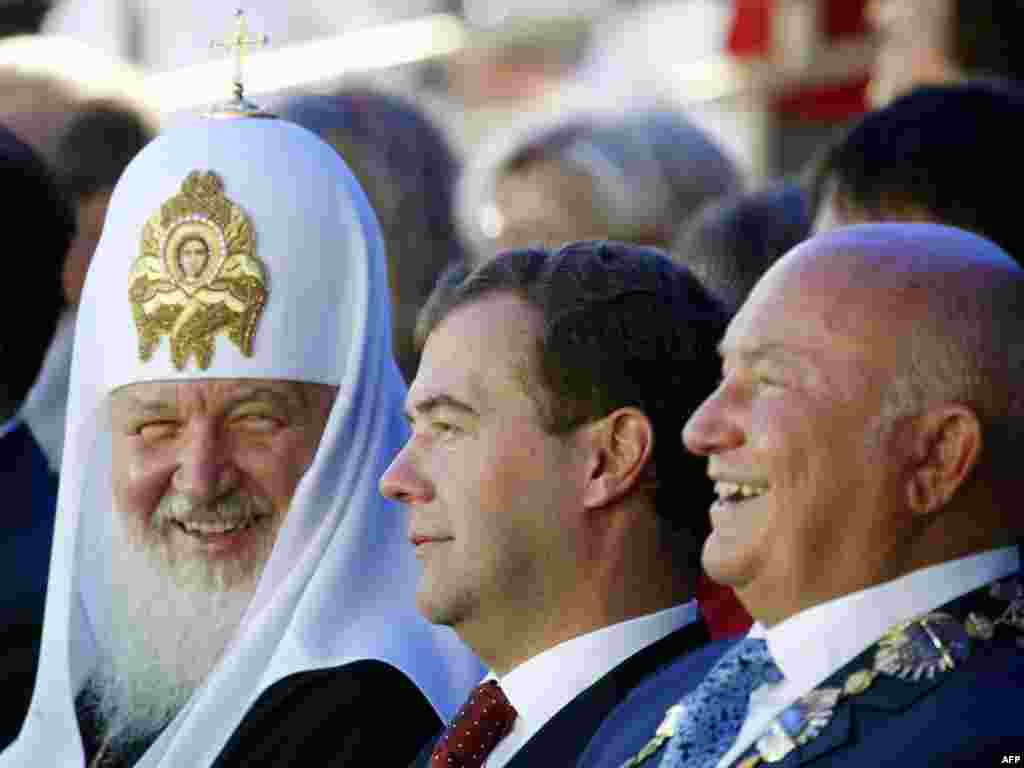 Russia -- (L-R) Orthodox Patriarch Kirill, President Dmitry Medvedev and Moscow Mayor Yury Luzhkov at the opening ceremony of Moscow's annual City Day holiday, 05Sep2009 - RUSSIAN FEDERATION, Moscow : Russian President Dmitry Medvedev (C), Moscow Mayor Yuri Luzhkov (R) and Russian Orthodox Patriarch Kirill attend the opening ceremony of Moscow's annual City Day holiday in Moscow on September 5, 2009.