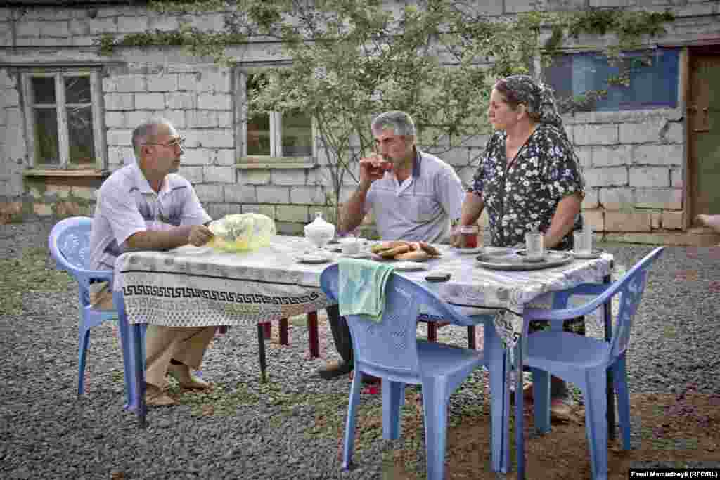 Kəndlilər axşam baş verən atışmalarla bağlı fikirlərini bölüşürlər.