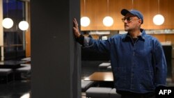 Regizorul rus Kirill Serebrennikov pozează la Opera Germană din Berlin, pe 28 ianuarie 2026, în timpul unui interviu acordat agenției AFP.