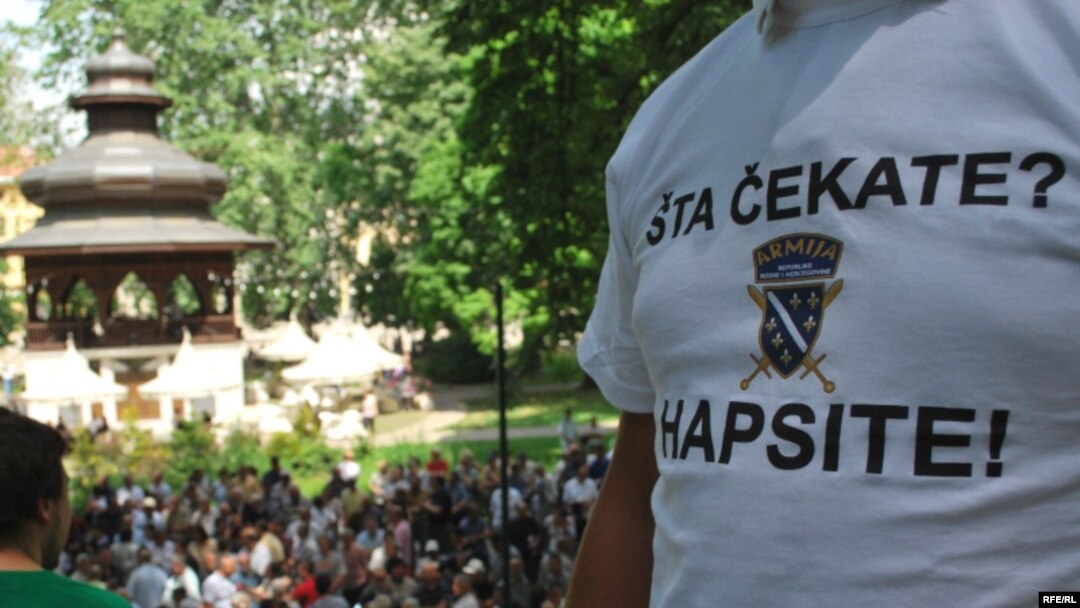 Sa protesta zbog raspisivanja potjernica u Srbiji za slučaj "Dobrovoljačka", Sarajevo, maj 2009, Foto: Midhat Poturović 