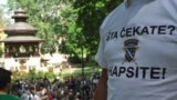 Sa protesta zbog raspisivanja potjernica u Srbiji za slučaj "Dobrovoljačka", Sarajevo, maj 2009, Foto: Midhat Poturović 