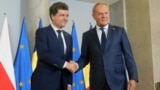 Polish Prime Minister Donald Tusk (right) meets with Romanian President-elect Nicusor Dan in Warsaw on May 25. 