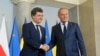 Прем'єр-міністр Польщі Дональд Туск (праворуч) зустрічається з обраним президентом Румунії Нікушором Даном у Варшаві 25 травня 2025 року