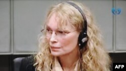 Mia Farrou në Tribunalin e Hagës.