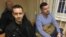 Алесь Кіркевіч (зьлева) і Алесь Дзянісаў на судзе
