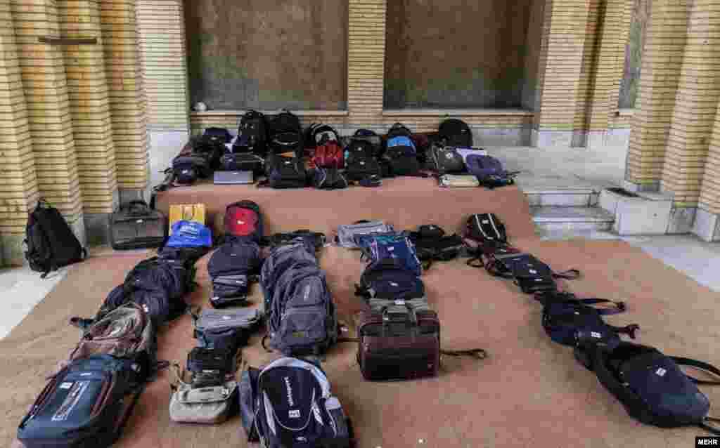 اشیای ممنوعه: کوله&zwnj;بار بر زمین می&zwnj;نهیم، تا بیشتر همدیگر را دریابیم. شاعر: قاسم حسن&zwnj;نژاد