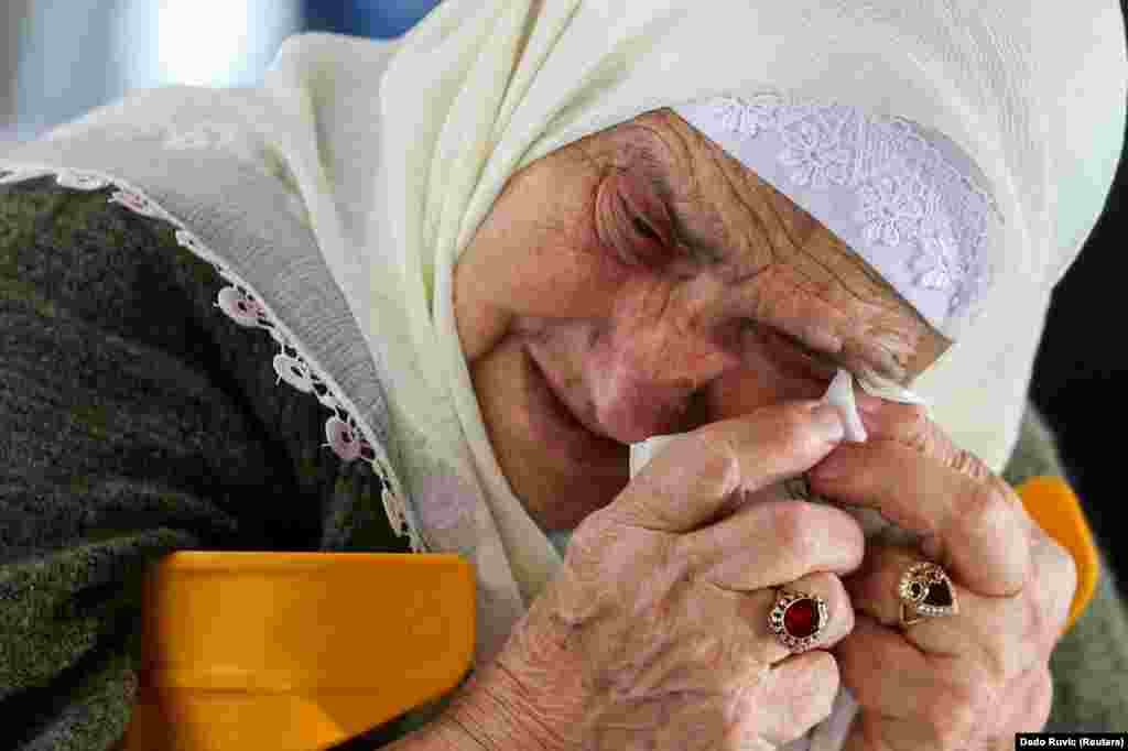 Një myslimane e Bosnjës në Srebrenicë qan teksa dëgjon vendimin për liderin ushtarak të serbëve të Bosnjës, Ratko Mlladiq. Atij iu refuzua apeli për dënimin me burgim të përjetshëm për masakrën në Srebrenicë dhe për mizori të tjera gjatë luftës së Bosnjës.