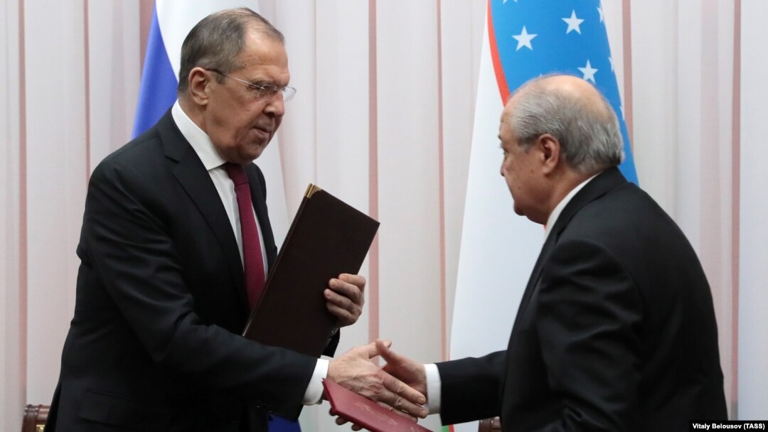 Russian Foreign Minister Sergei Lavrov (left) and Uzbek Foreign Minister Abdulaziz Komilov met in Tashkent.