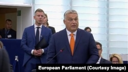 Orbán Viktor, mögötte Magyar Péter az Európai Parlament strasbourgi plenáris ülésén 2024. október 9-én