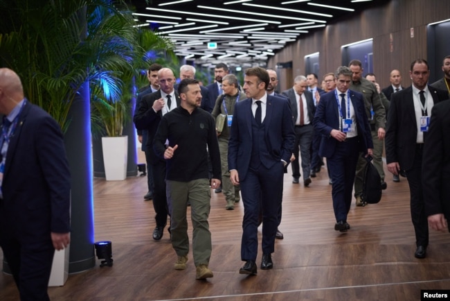 Presidenti ukrainas, Volodymyr Zelensky, majtas, me ideatorin e KPE-së, presidentin francez, Emmanuel Macron, në samitin e Budapestit.
