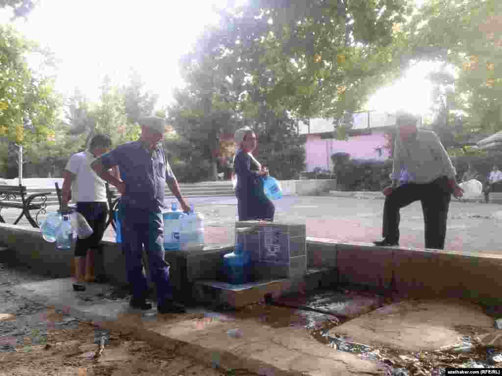 Aşgabatlylar ilat arasynda "Ýüz fontan" ady bilen tanalýan seýilgähden agyz suwuny alýarlar. Ýerli ýaşaýjylaryň aýtmagyna görä, bu ýerä suw Ýanbaş jülgesinden gelýär.