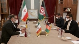 علی شمخانی (چپ) دبیر شورای عالی امنیت ملی ایران در دیدار با حمدالله محب، مشاور امنیت ملی افغانستان