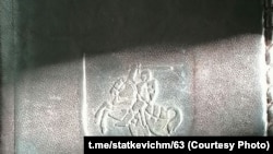 Вокладка пашпарта, фота якой апублікаваў Статкевіч