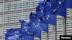 Az Európai Unió zászlói az Európai Bizottság brüsszeli székháza előtt, 2025. július 16-án