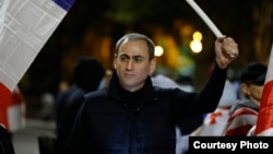 აფგან სადიგოვის მეუღლის ცნობით, ჟურნალისტი დღეს პოლიციელებმა დააკავეს.