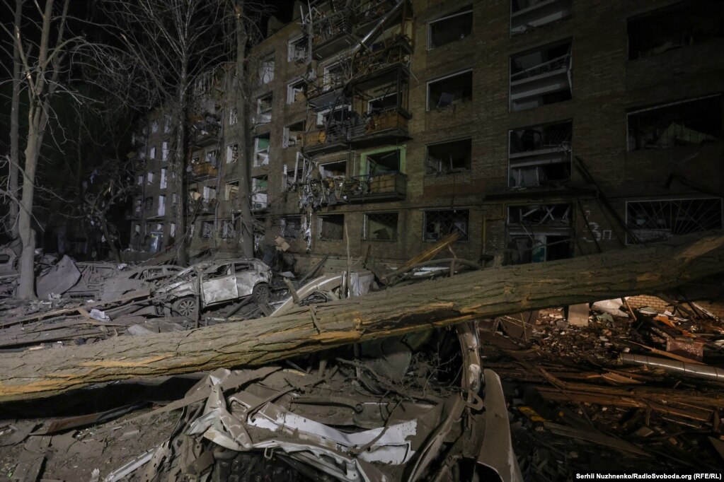 На місці удару було пошкоджено кілька автомобілів.