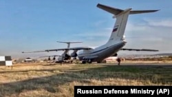 Российские военные самолеты с миротворцами на борту после приземления в аэропорту «Эребуни» под Ереваном, 10 ноября 2020 года.