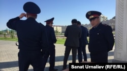 Сотрудники полиции сверяют списки аккредитованных журналистов во время визита президента Казахстана Нурсултана Назарбаева в город Уральск. 15 мая 2018 года.