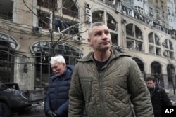 Vitali Kliciko inspectând urmările unui atac rusesc la Kiev, la 20 decembrie 2024.