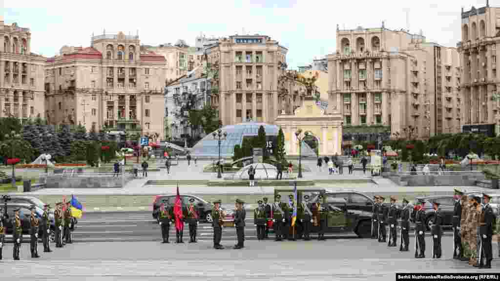 Тарас Матвіїв родом із Жидачева Львівської області. 2011 року закінчив факультет журналістики ЛНУ імені Івана Франка