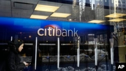 A customer enters a Citibank branch in New York. Citigroup intentionally discriminated against Armenian Americans when they applied for credit cards, the U.S. Consumer Financial Protection Bureau said on November 8. (file photo)