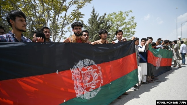 کابل کې د افغانستان د استقلال ورخې په تړاو د ملي بیرغ په ننګه راوتي لاریونوالو ملي بیرغ نیولی دی. ۲۰۲۱، ۱۹م اګست