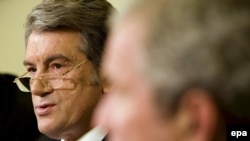 Presidents Yushchenko (left) and Bush at their White House meeting