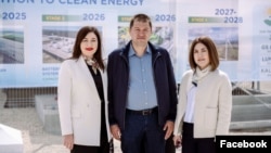 Dumitru Plămădeală și familia la lansarea unui sistem de baterii de stocare a energiei la parcul fotovoltaic din Rădeni, pe 30 aprilie 2026