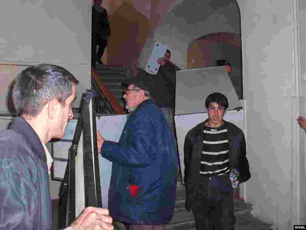Redaksiyaların avadanlıqları daşınır