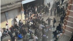 تحصن گروهی از معترضان مقابل نیروهای امنیتی در بازار بزرگ تهران در روز سه‌شنبه، ۱۶ دی