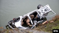 Автомобилът, използван за трафик на 9 мигранти след катастрофата.