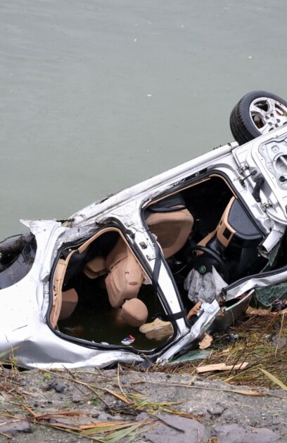 Шестима души са загинали след гонка между кола превозваща мигранти