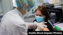 Koronavírus elleni oltás a romániai Harsova város kórházában, 2021. január 22-én.