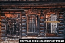 Egy hagyományos orosz falusi faház Szvetlana Lihanova fotóján