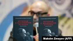 Армен Гаспарян презентує книгу американського режисера Олівера Стоуна у Москві, фото архівне (на задньому плані)