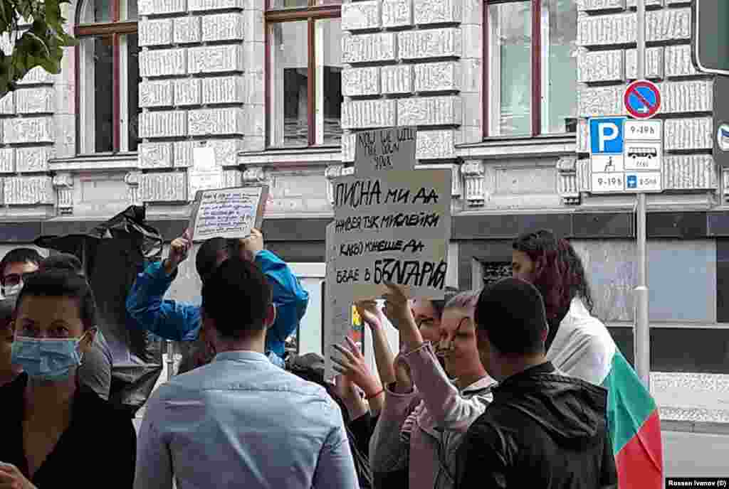 &quot;Писна ми да живея тук, мислейки какво можеше да бъде в България&quot;, пише на плакат, носен от протестираща в Берлин.