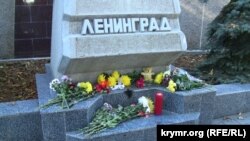 Стела «Ленинград» с траурными цветами в Севастополе