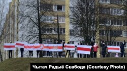 Small rallies were reported in several districts of Minsk on December 20, with many protesters carrying the opposition’s red-and-white flag or banners. 