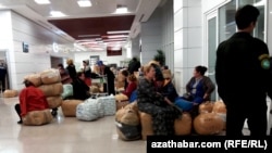 Aşgabadyň halkara aeroportundaky türkmen zenanlary.