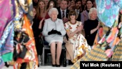 Kraljica snimljena sa britanskim modnim urednicima i kreatorima u februaru 2018