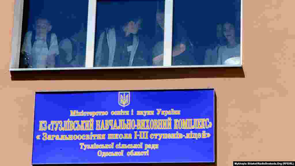 В єдиній школі селища Тузли навчається понад 200 дітей. Перша школа тут з&rsquo;явилася 105 років тому, але чверть сторіччя тому учнів перевели в нову будівлю. Стара більше не використовується.