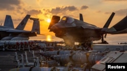 Изтребител F-35C Lightning II на САЩ, сниман върху самолетоносача USS Abraham Lincoln на неразкрита локация, 3 март 2026 г.
