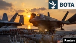 Një avion luftarak F-35C Lightning II i Trupave Detare të SHBA-së qëndron në kuvertën e fluturimeve të aeroplanmbajtëses USS Abraham Lincoln, në një vendndodhje të padeklaruar, më 3 mars.