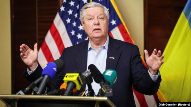 Американський сенатор-республіканець Ліндсі Грем під час брифінгу в Києві, 18 березня 2024 року
